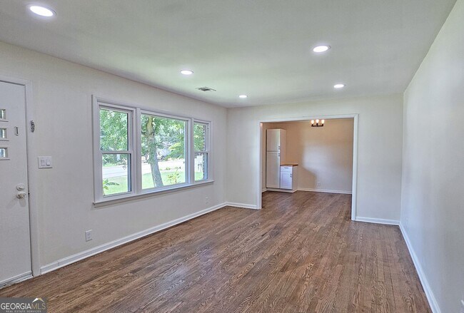 Building Photo - 2280 Columbia Dr