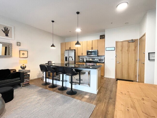 Foto del edificio - Luxury Condo Living in the Heart of Excelsior & Grand - Underground parking -Available NOW!