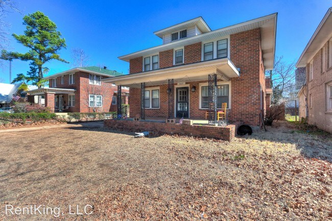 Foto del edificio - 5 br, 2.5 bath House - 827 College Ave