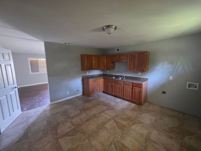 Building Photo - LIMITED TIME**NO APPLICATION FEE**1/2 OFF ...