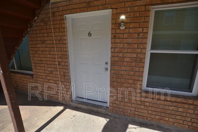 Building Photo - 957 Grebe St