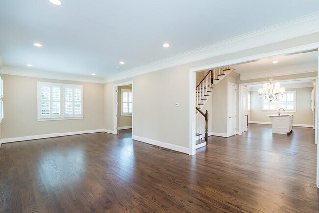 Building Photo - 579 Elmwood Dr NE