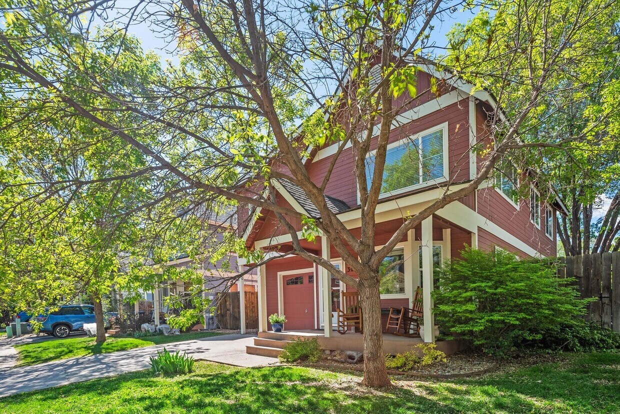 Foto principal - Prime Location | Spacious 4BD Home with El...