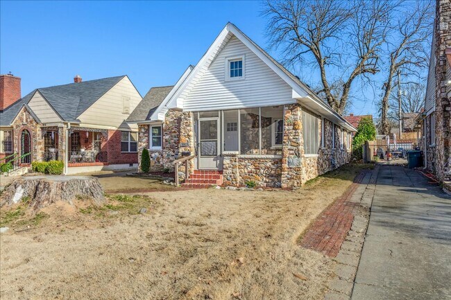 Building Photo - Live Stylishly. Live Comfortably. Live Memphis