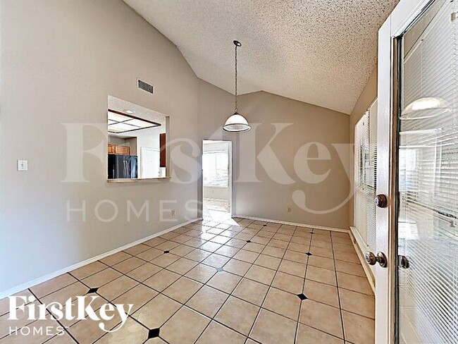 Foto del edificio - 4949 Oak Hollow Dr