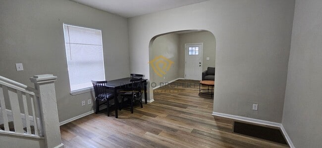 Photo - 933-935 N Dearborn St Apartment