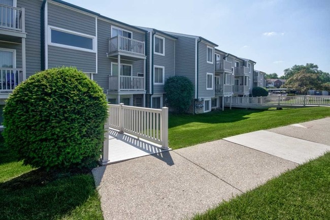Exteriors - Lakeview Apartments