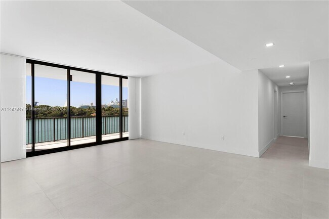 Building Photo - 1000 Venetian Way