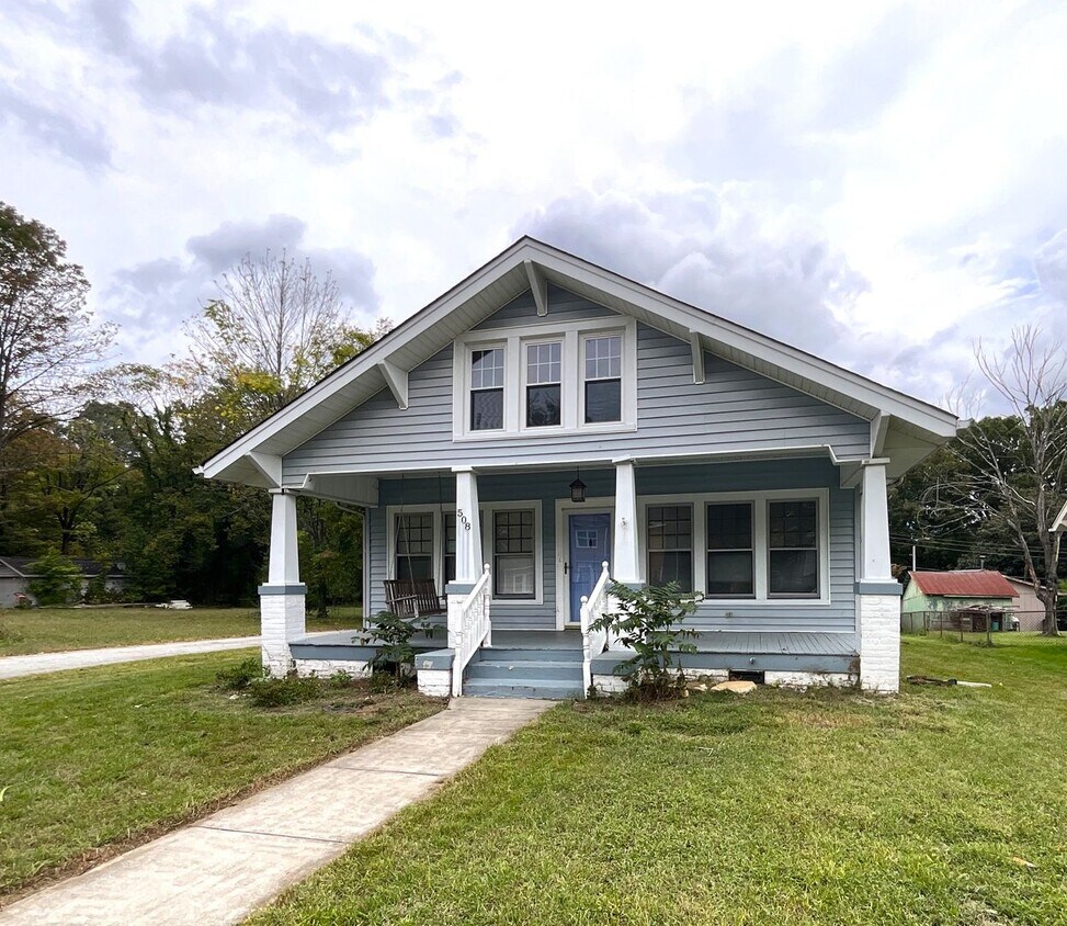 Primary Photo - Charming 3 bedroom/1.5 bathroom REMODELED ...