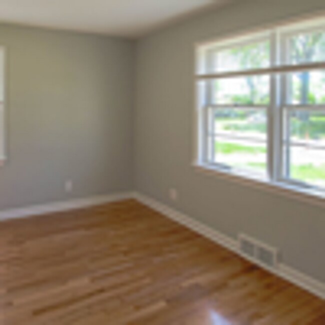 Building Photo - Nice 2 Bedroom Brick Home With 1 Car Garage!