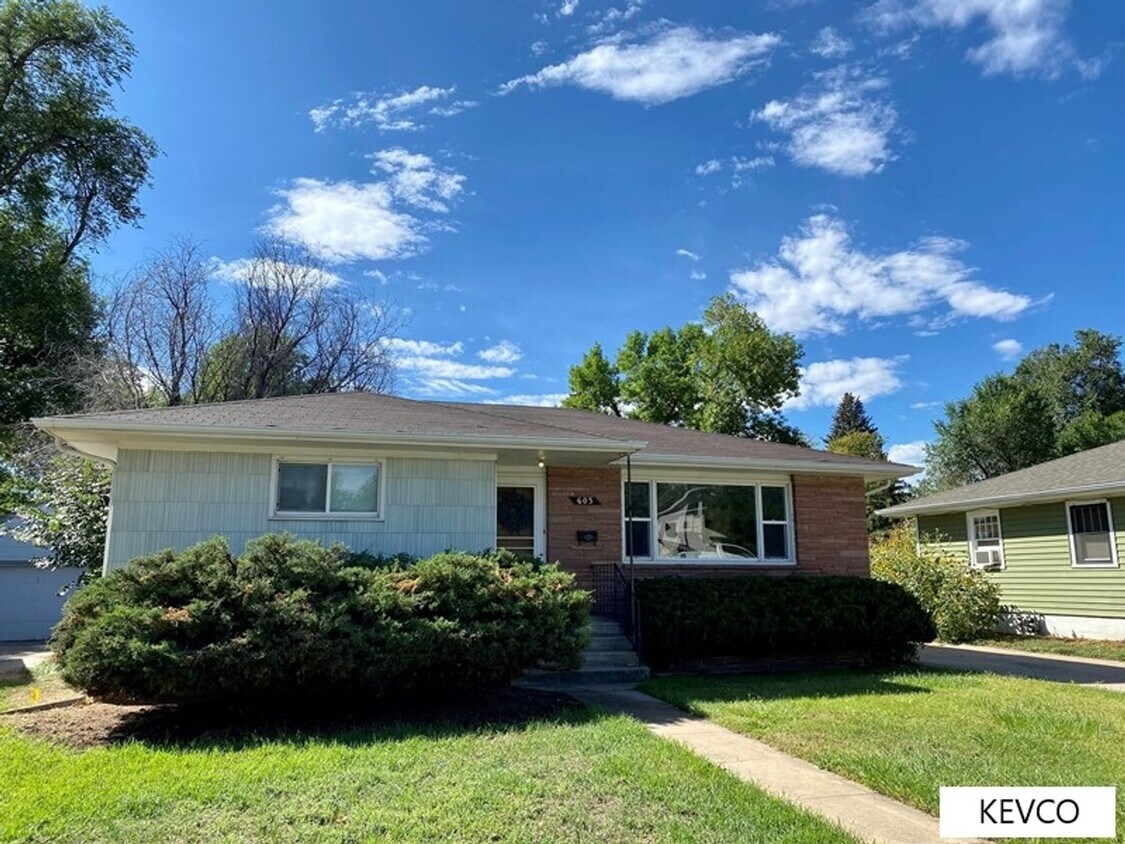 Foto principal - Roomy Three Bedroom Home with Yard!