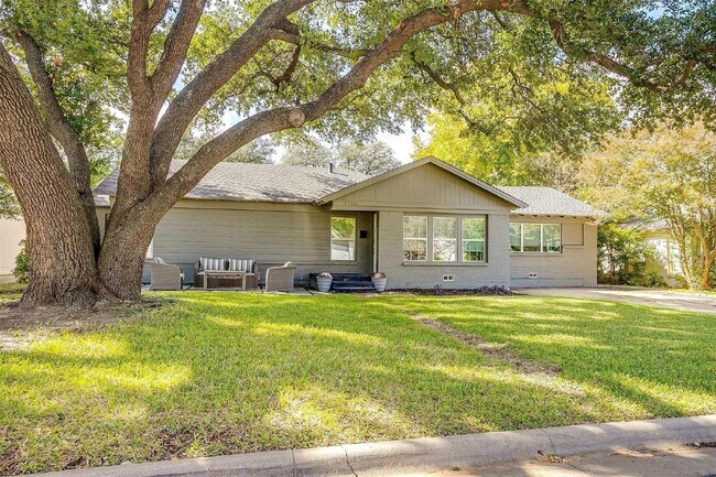 Photo - Charming 4-Bed Home with Granite Counterto...