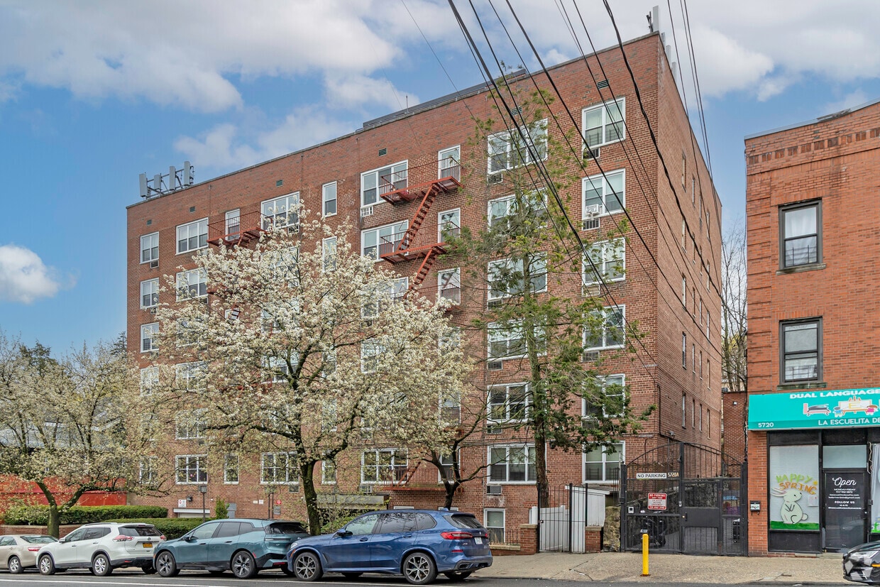 Primary Photo - 5730 Mosholu Ave