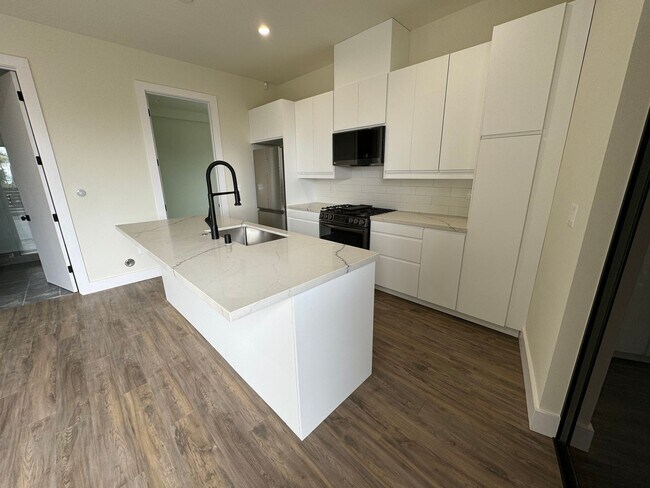 Building Photo - 2168 Balboa Ave