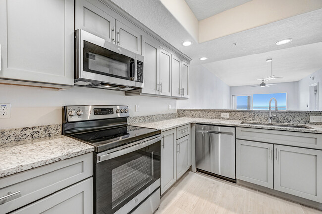 Kitchen - 1805 Riverside Dr