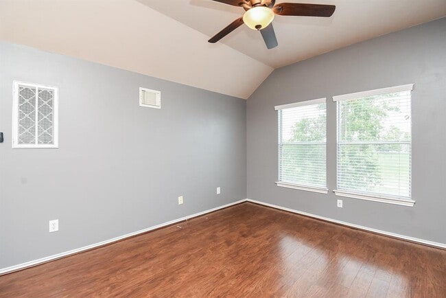 Building Photo - 714 Redwing Park Dr