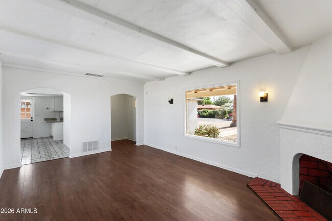 Building Photo - 919 N Gilbert Ave