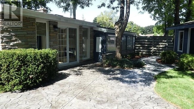 Building Photo - 1045 Lombardy Dr