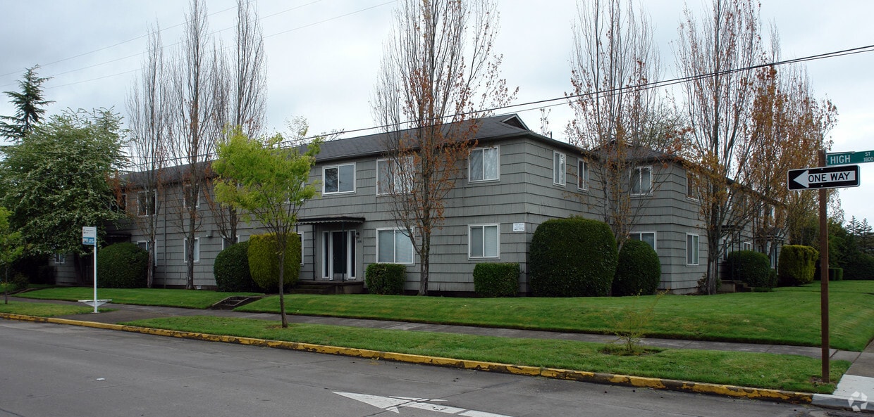 Building Photo - University Manor South