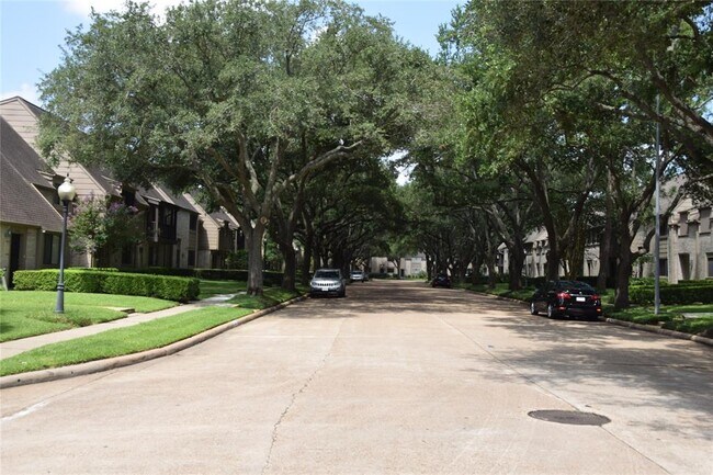Foto del edificio - 15357 Falmouth Ave