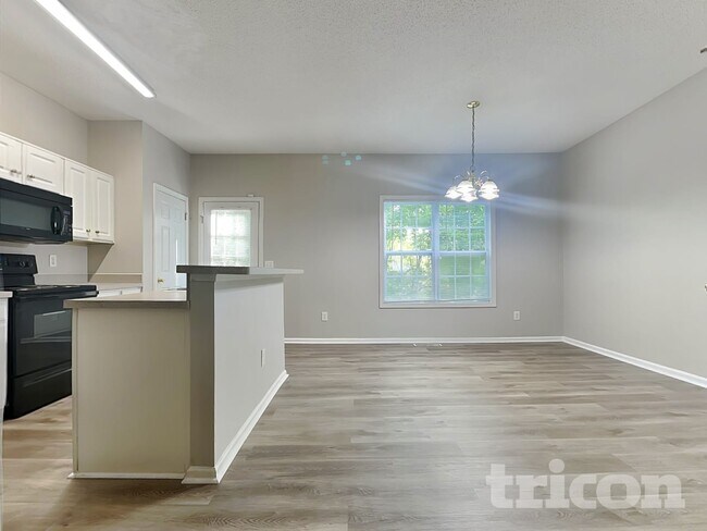 Foto del edificio - 5739 Newnan Cir