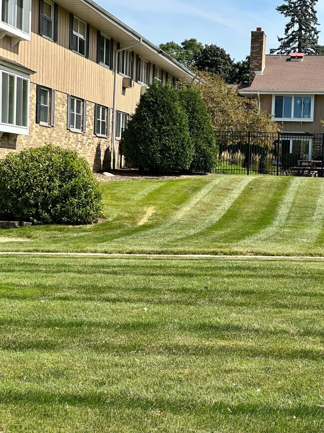 Foto del edificio - 5901 W Brown Deer Rd