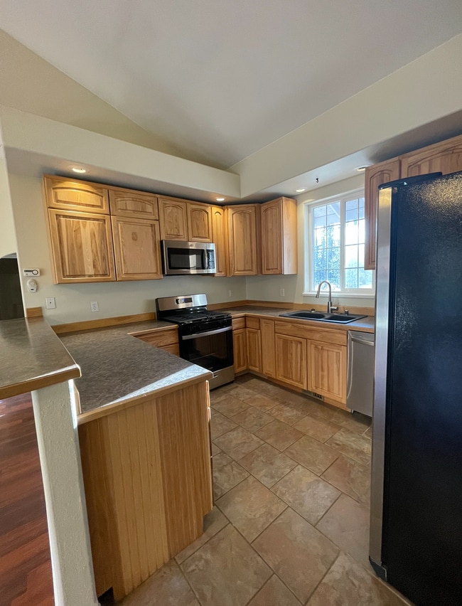 Building Photo - Private and conveniently located 3 bedroom...