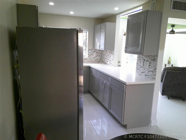 Building Photo - 3810 SW 52nd Ave