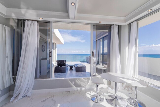 Foto del edificio - 300 S Beach Rd