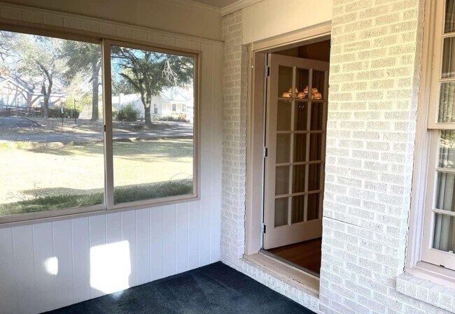 Foto del edificio - 3 Bed 1 Bath Brick Home - Corner Lot