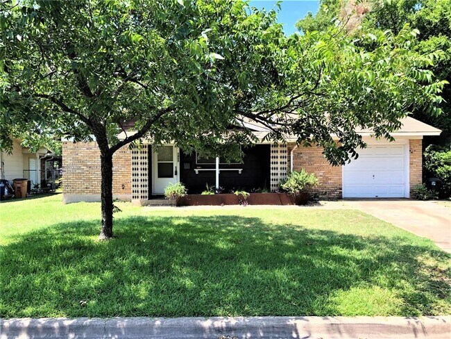 Foto del edificio - 1405 Kamar Dr