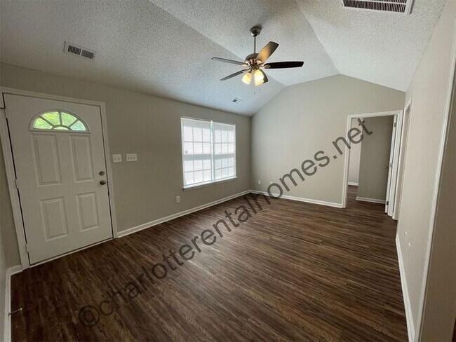 Foto del edificio - Charlotte single story home