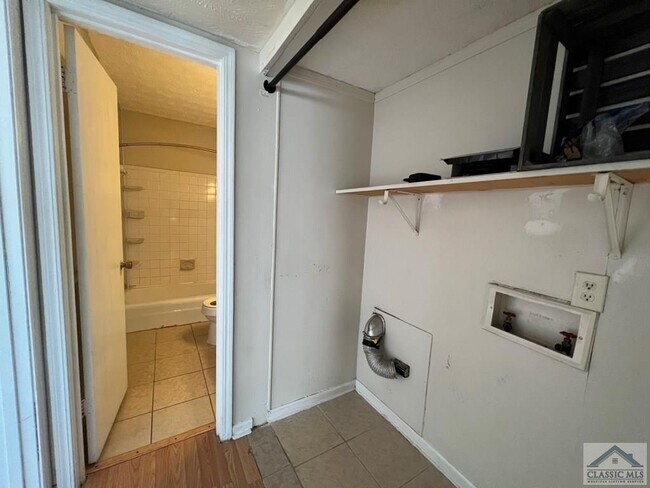 laundry room - 150 Viking Ct