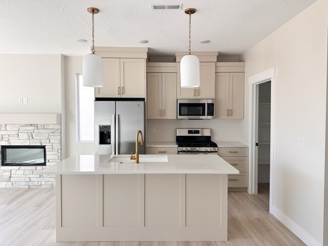 Building Photo - 2780 N Clark Pkwy