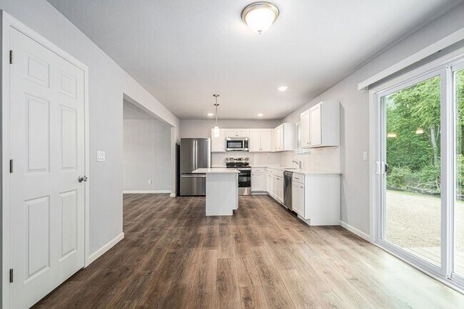 Building Photo - 117 Iris Ct