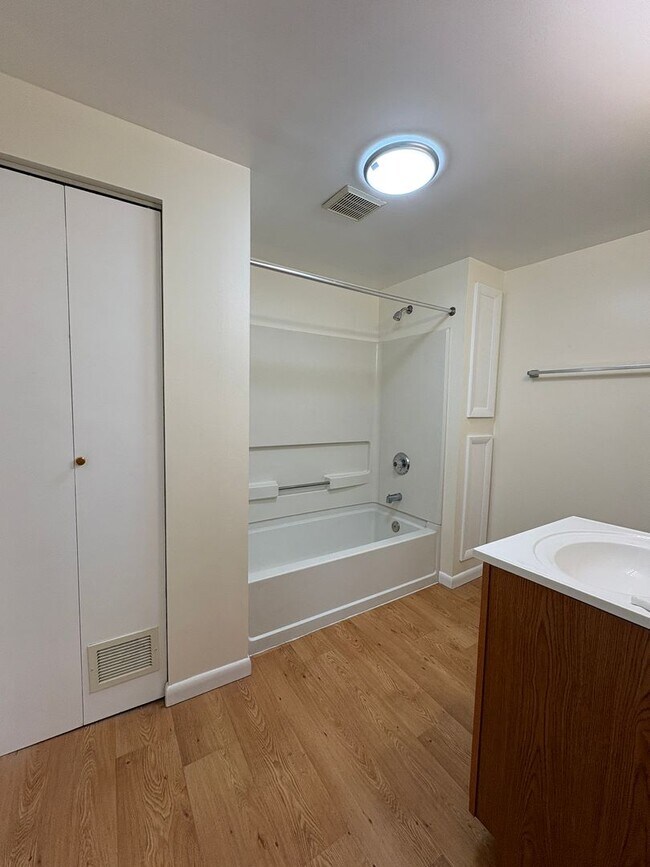 Foto del edificio - Updated 1-Bedroom Apartment – Move-In Ready!