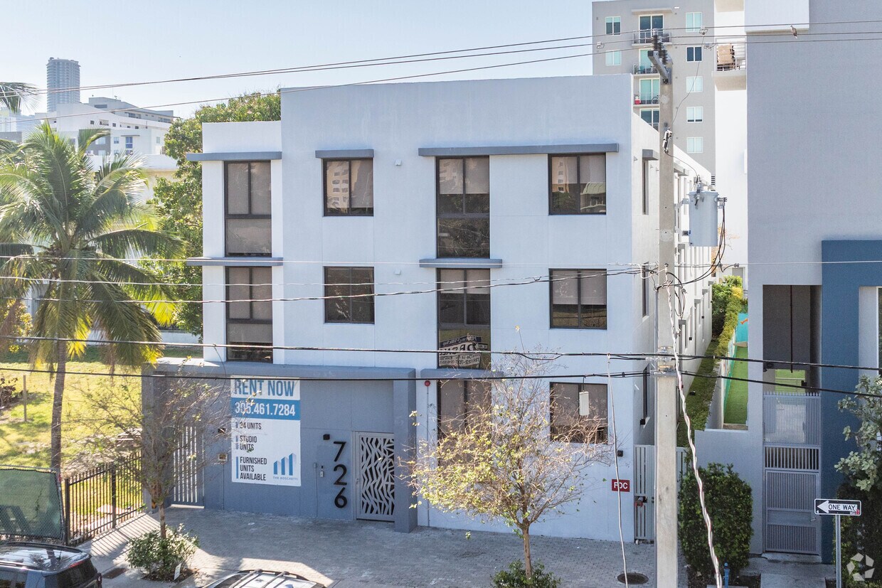 Vista adicional del edificio - 726 NW 3rd St