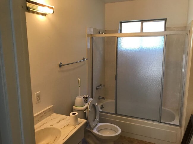 Foto del edificio - *LONG TERM RENTAL* Unfurnished