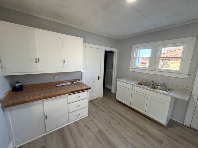 Foto del edificio - 3 Bedroom 1 bathroom for rent!