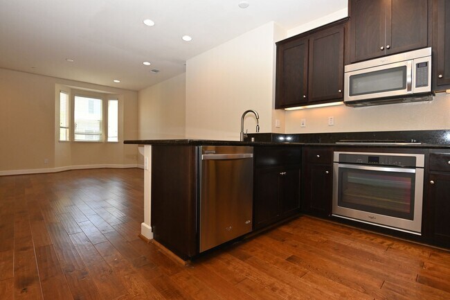 Building Photo - Tralee Village-Tri-Level Townhome, Modern Finished, Community Amenties (580 & Hopyard)
