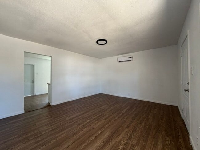 Building Photo - 1701 Islla Dr