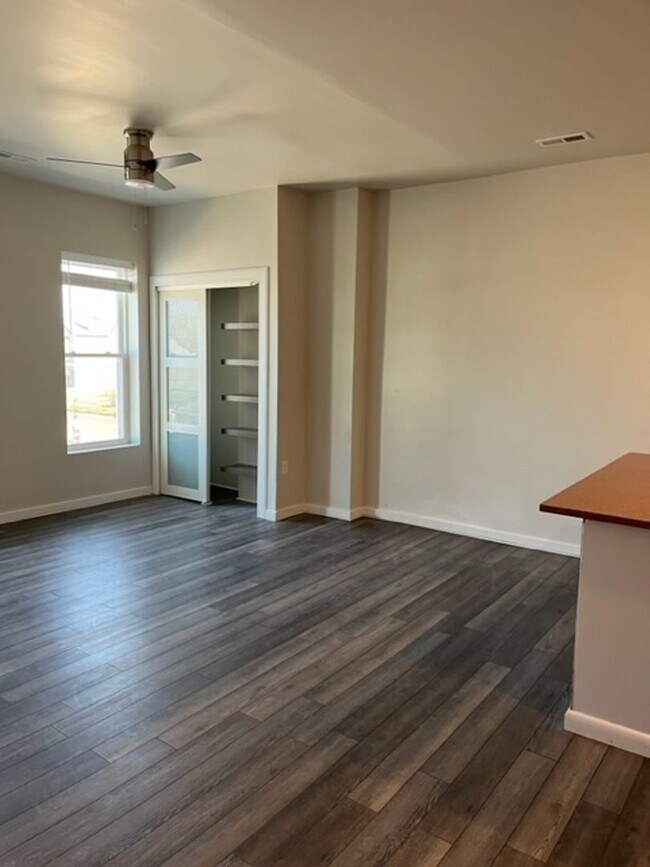 Foto del edificio - 1800 E 5th St