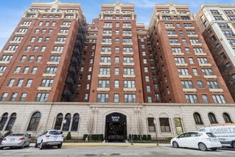 Building Photo - 5300 S Shore Dr