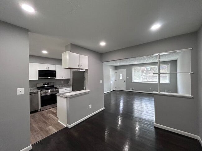 4 Bedroom Single Family House - 4 Bedroom Single Family House