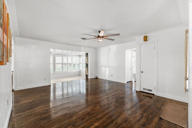 Foto del edificio - "Charming 3-Bed, 2-Bath Oasis in the Heart of Saint Petersburg – 1,366 Sq Ft of Comfort!"