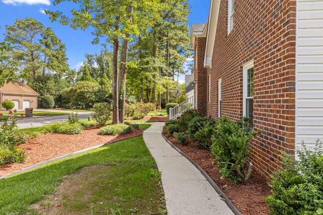 Foto del edificio - 951 Forest Lakes Cir