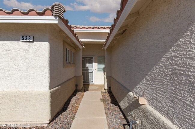 Building Photo - 533 Trocadero St