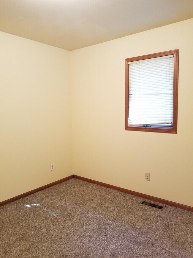 Building Photo - Nice 2 bedroom 1 bath duplex.