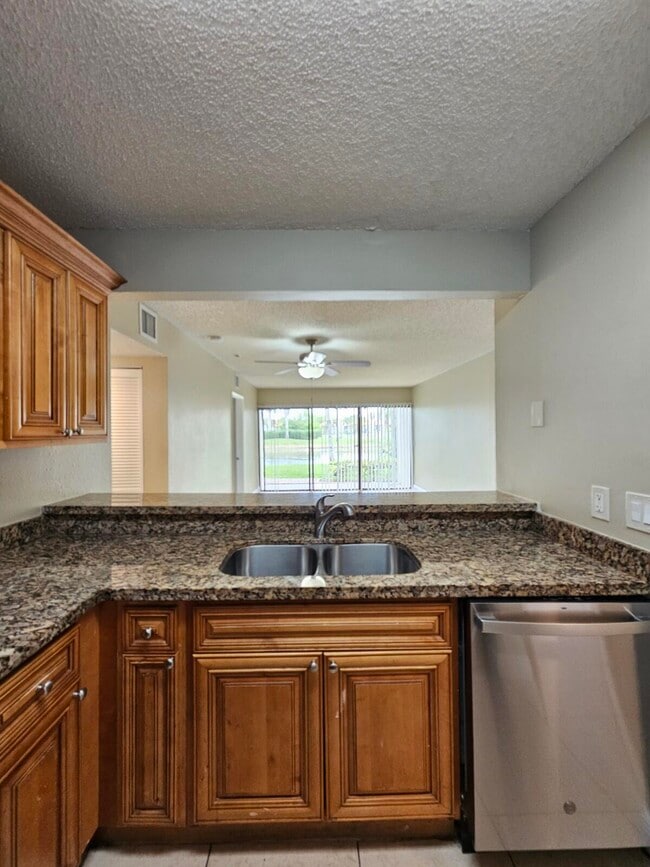 Foto del edificio - 1523 Lake Crystal Dr