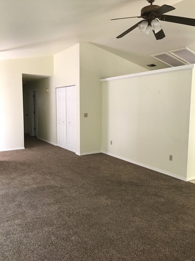 Building Photo - 3 Bedroom 2 Bath home w Garage